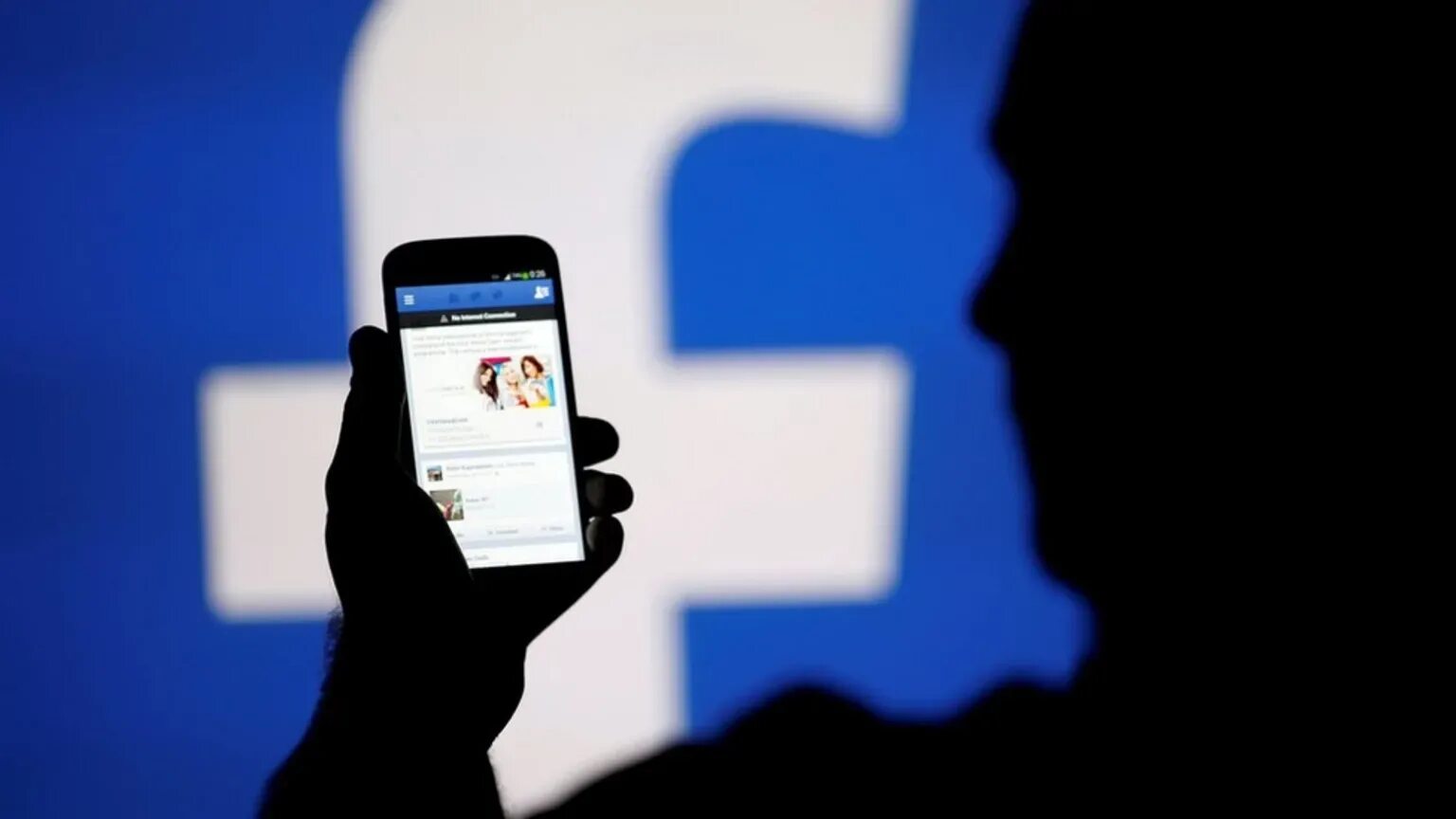 Фейсбук соц сеть. Фейсбук. смартфон фейсбук. facebook на телефоне. person.