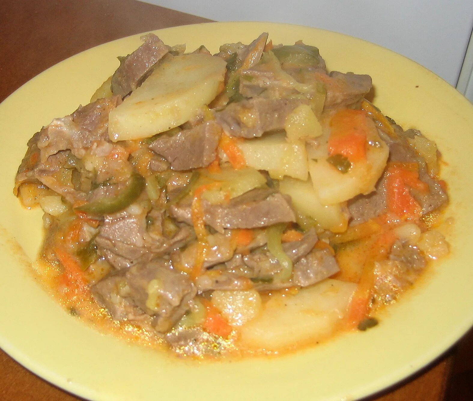 Томленное говяжье сердце. Сердце говяжье тушеное. Говяжье сердце тушеное с овощами. Сушеное говяжье сердце. Сердце свиное тушеное с овощами.