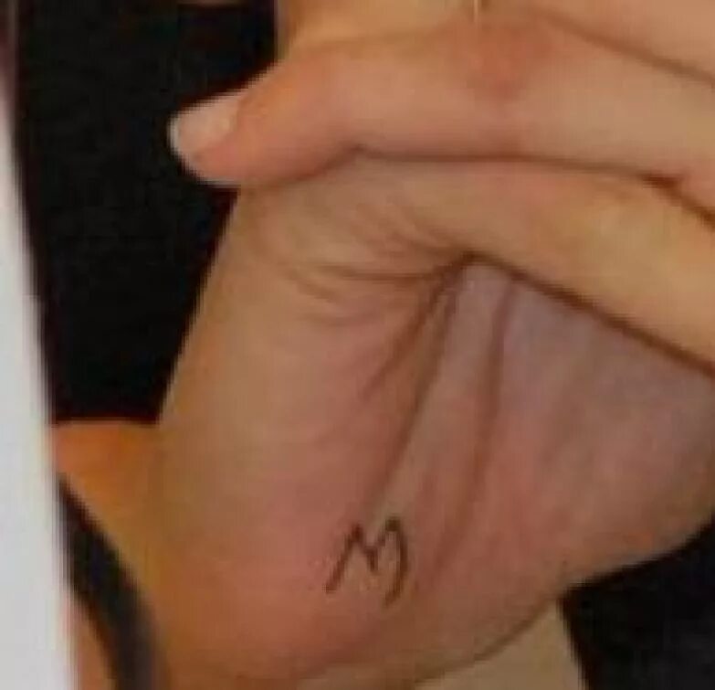маленькие тату с буквой н. тату буква м на руке. тату ланы дель рей на руках. тату на пальцах буквы. маленькие тату буквы.