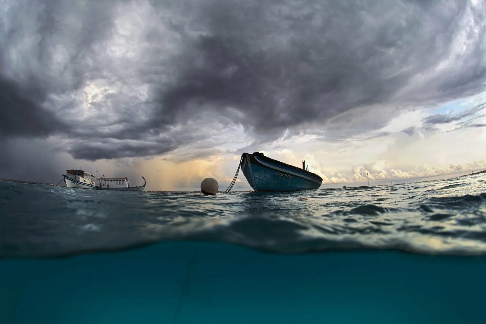 Лодка sea. Лодка в океане. Рыбацкая лодка в море. Лодка в шторм. Лодка в море шторм.