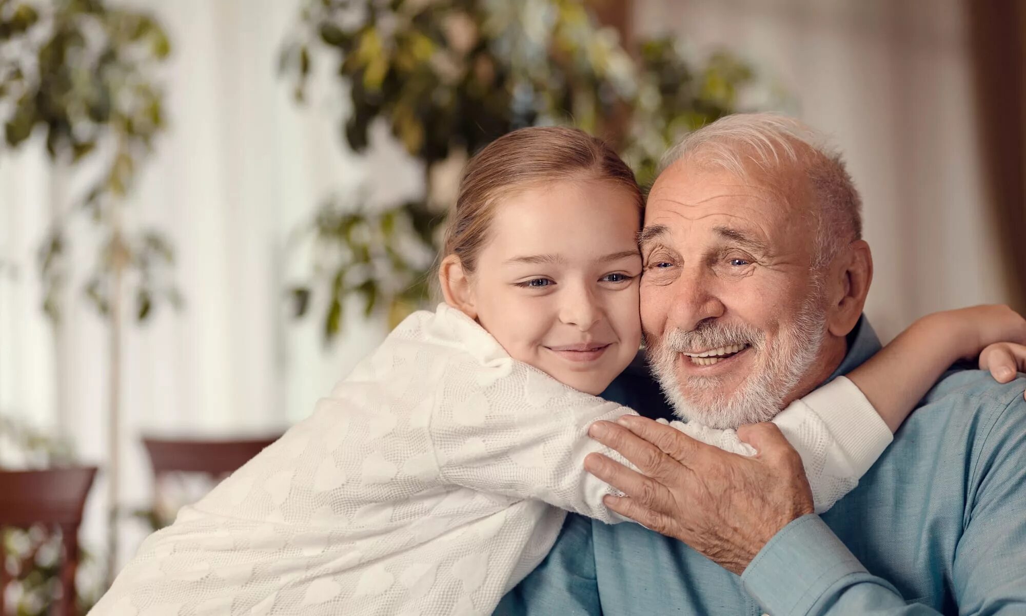 Daughter grandfather. Дедушка и девушка. Дедушка и внучка. Бабушка и дедушка. Счастливый дедушка.