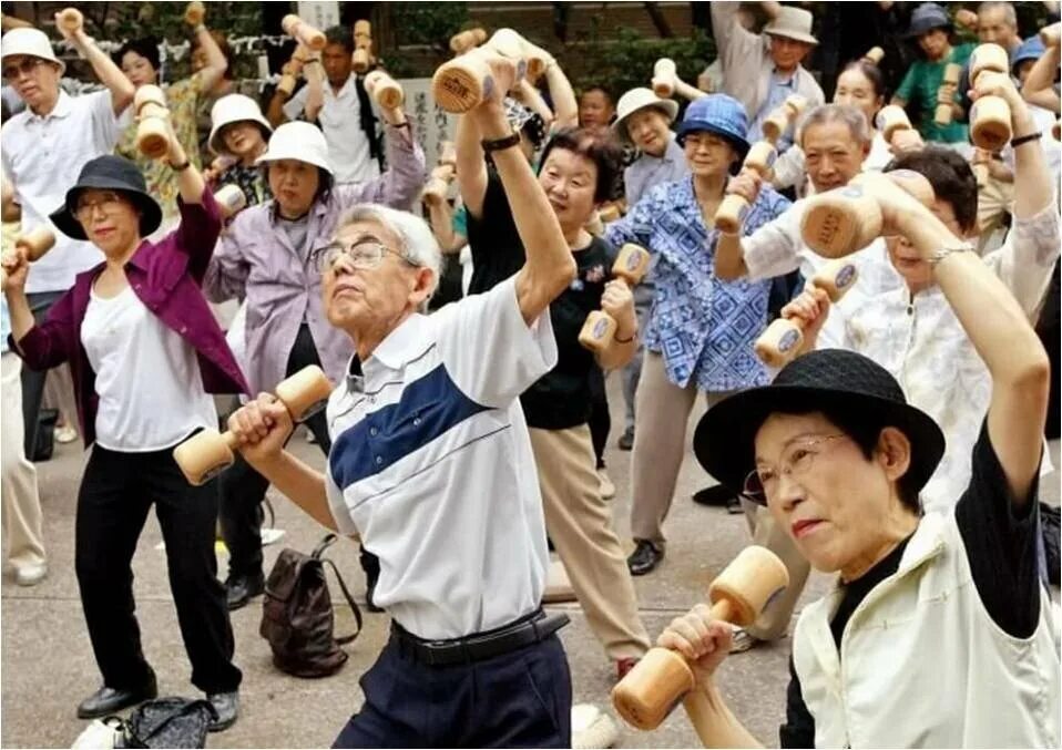 Самое пожилое население. Японские долгожители Окинава. Долголетие японцы Окинава. Япония люди. Пожилые люди в Японии.