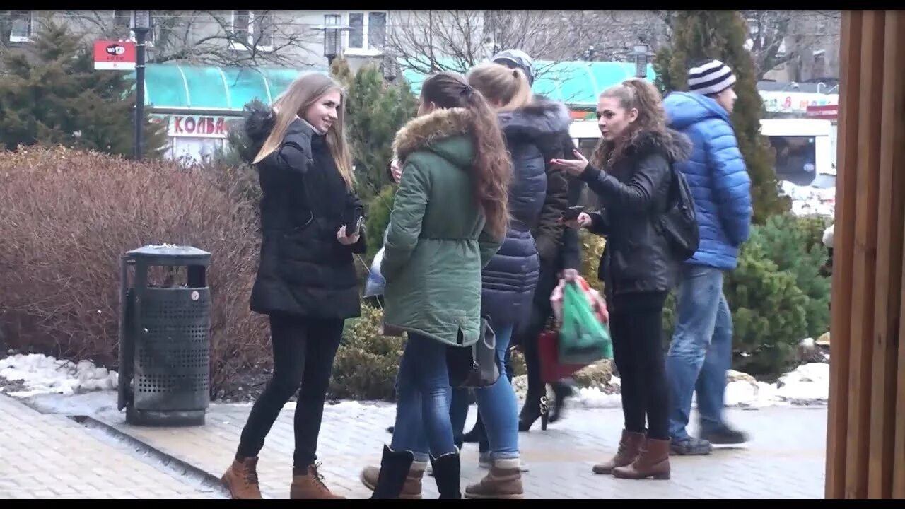 Пранки снимают девушек