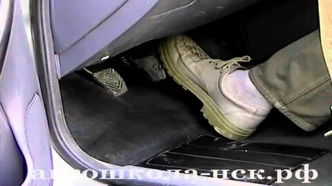 Ноги на педалях автомобиля как правильно