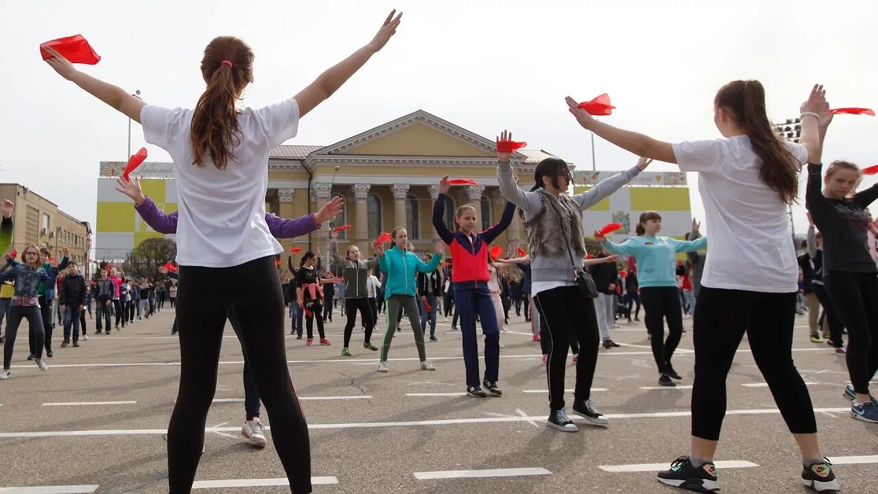 Танец на день здоровья. Массовая зарядка. Флешмоб ко Дню здоровья в школе. День здоровья Ставрополь. Флэшмоб на день здоровья в школе.