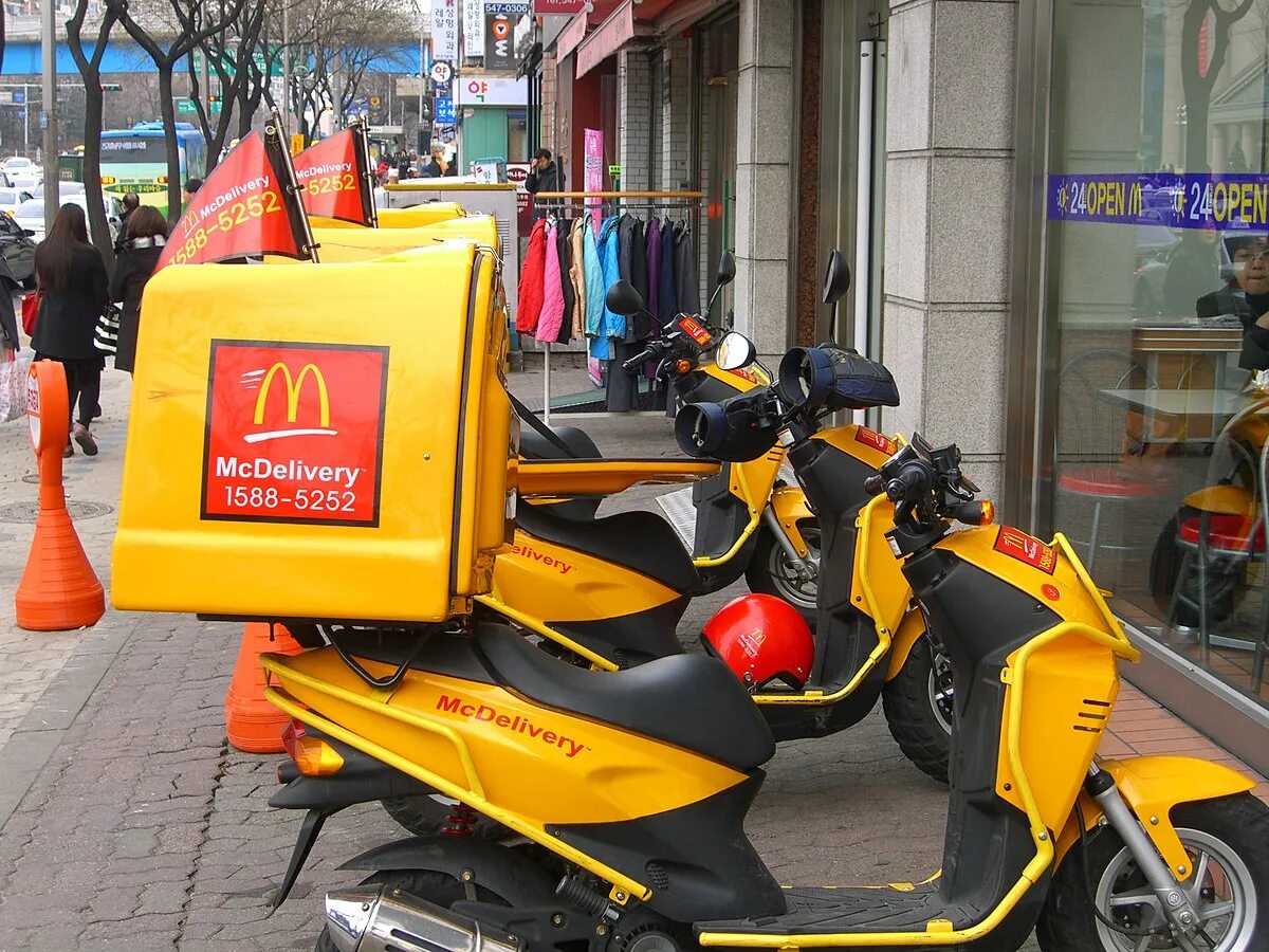 S delivery ru. Доставка на мопеде. Доставщик на скутере. Японские Мопеды для доставки. Скутер для доставки.