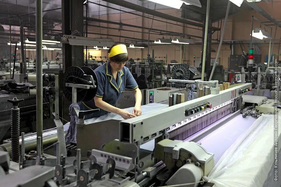 Производство сукна. Ткацкий цех. Текстильное производство. Фабрика ткани. Ткацкий станок на фабрике.