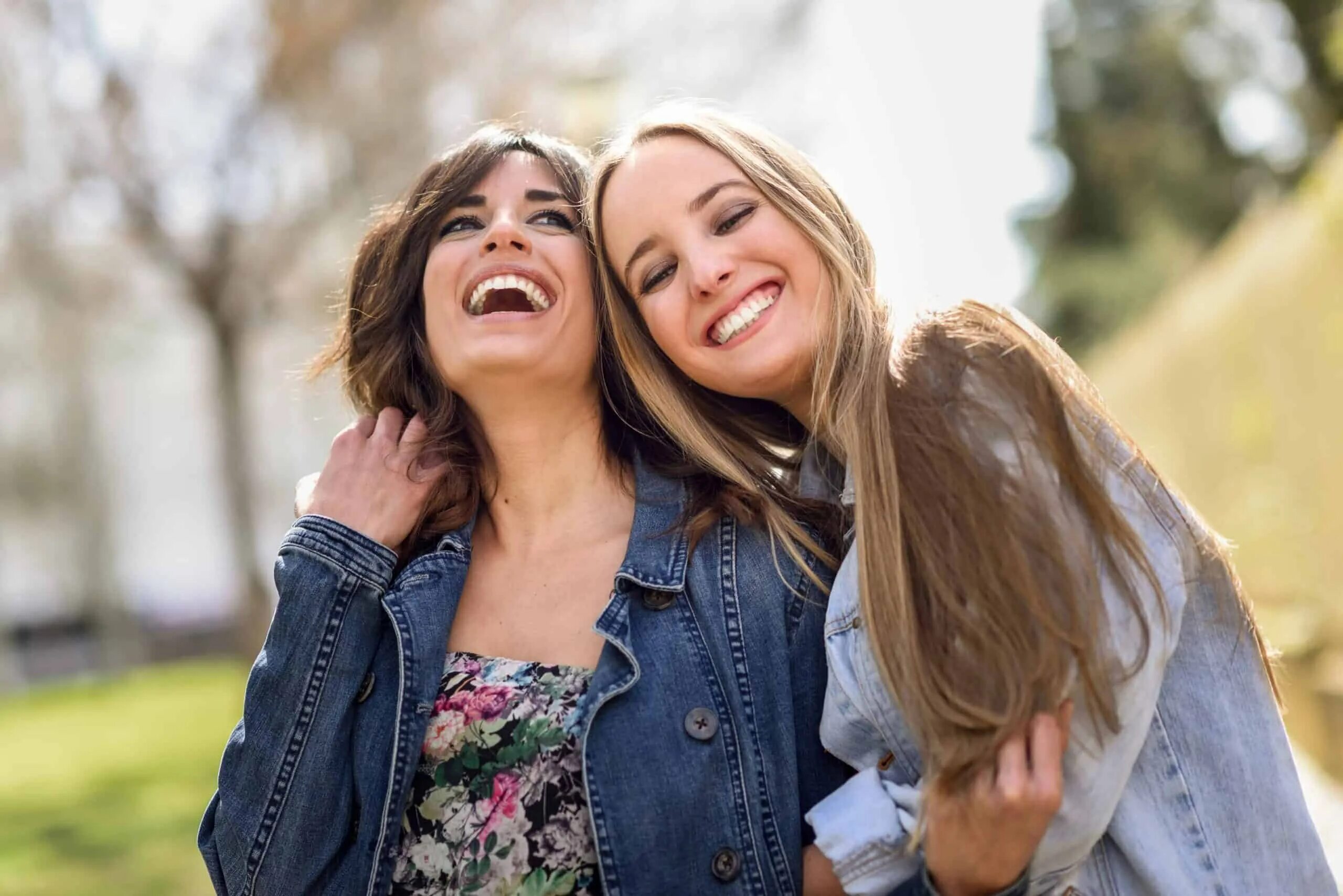 Closest friend. Две девчонки в квартире. Две подруг изложение. Брат подкатывает к сестре. Подруги вместе.