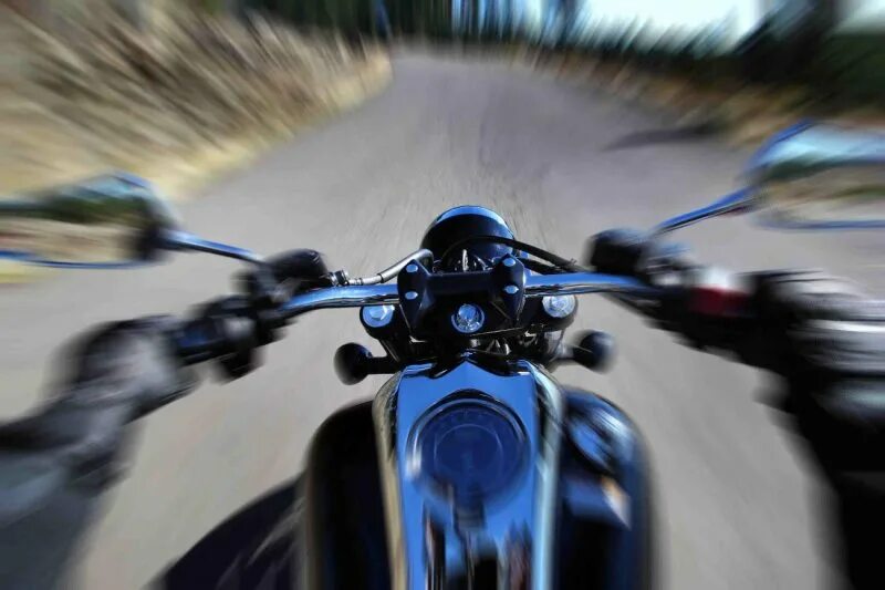 Мотоцикл включаться. За рулем мотоцикла. Руль мотоцикла. Мотоцикл вид от первого лица. Мотоцикл на дороге.