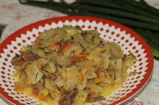 Капуста с тушенкой рецепт с фото Тушеная капуста с томатной пастой на сковороде пошагово