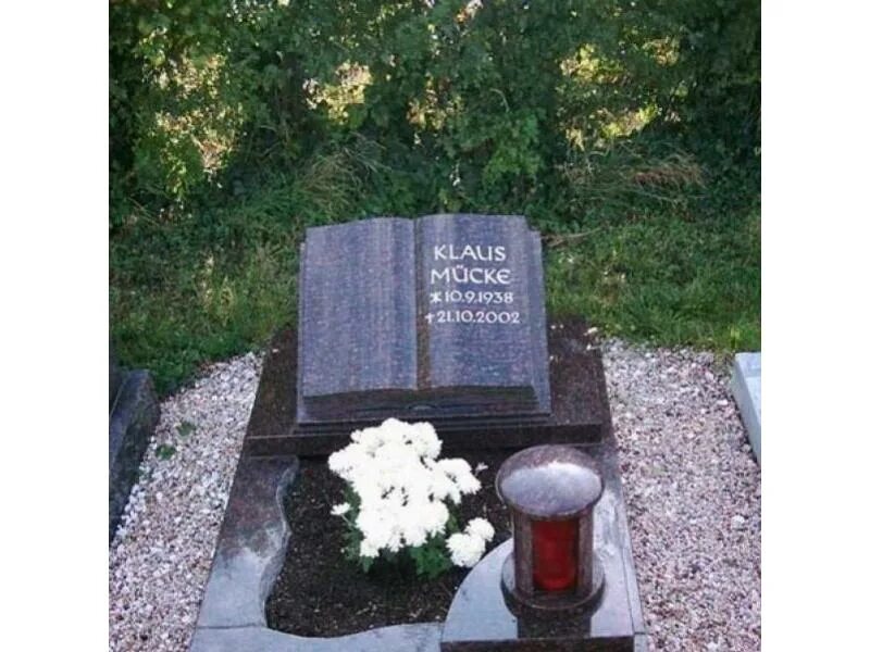 надгробие книга. надгробный памятник книжкой. книжка из гранита. книжка из гранита. памятник в виде книги.