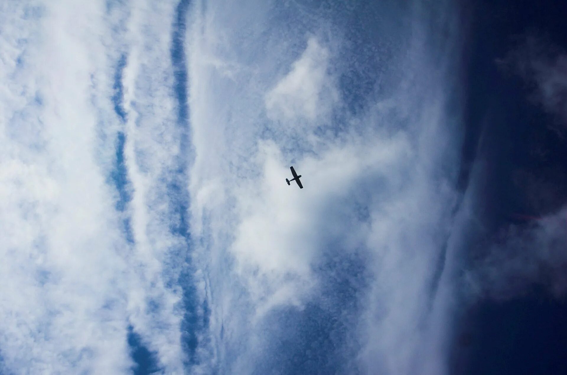 Самолёт высоко в небе. Самолет в облаках. Самолет в небе. Небо высоко.