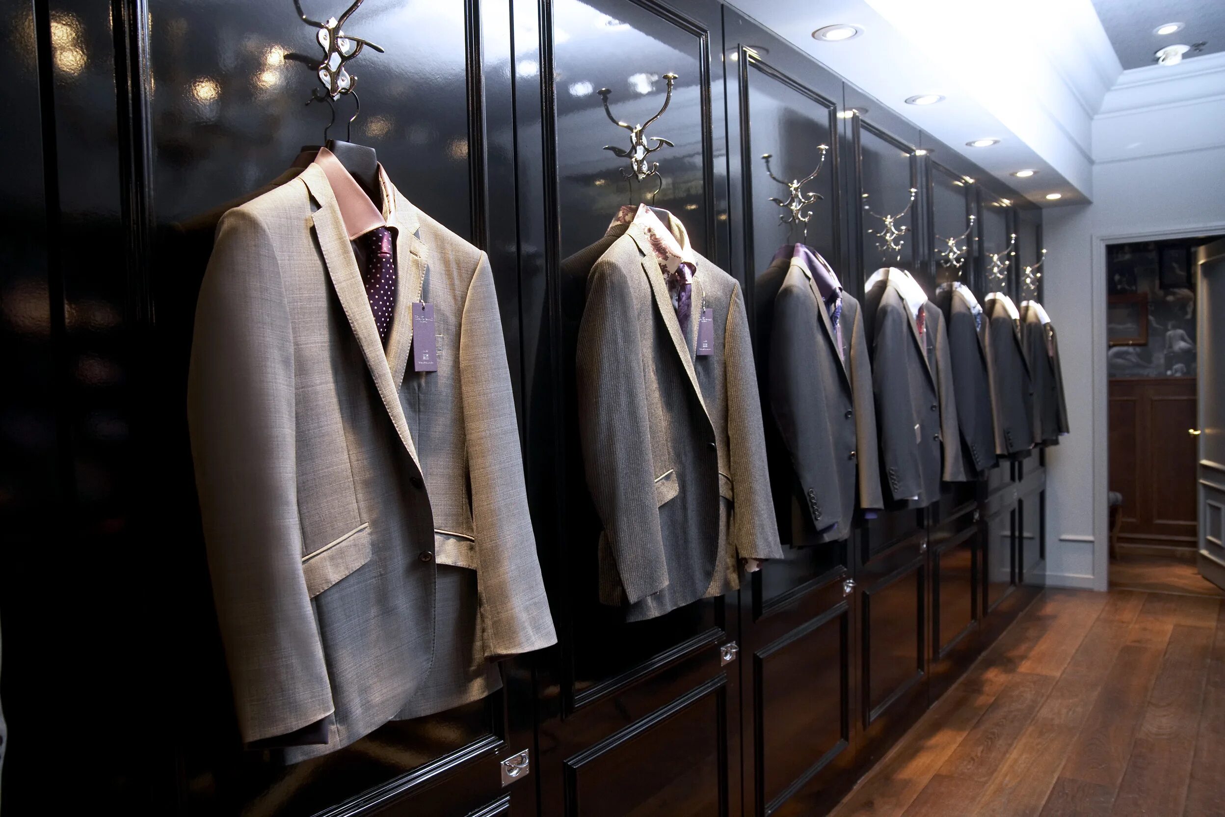 Большие мужские магазины в москве. Selected Savile Row пальто. Сэвил Роу Англия мужской костюм. Пальто selected Savile Row Wool. Пиджак на вешалке.