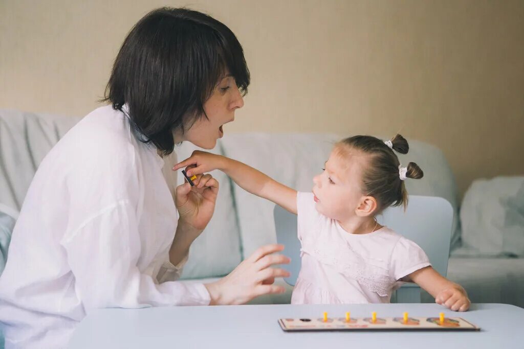 Логопедический центр логослов казань. Логопед дефектолог упражнения. Тараканова ирина викторовна логопед. Занятия с логопедом. Дефектолог и ребенок.