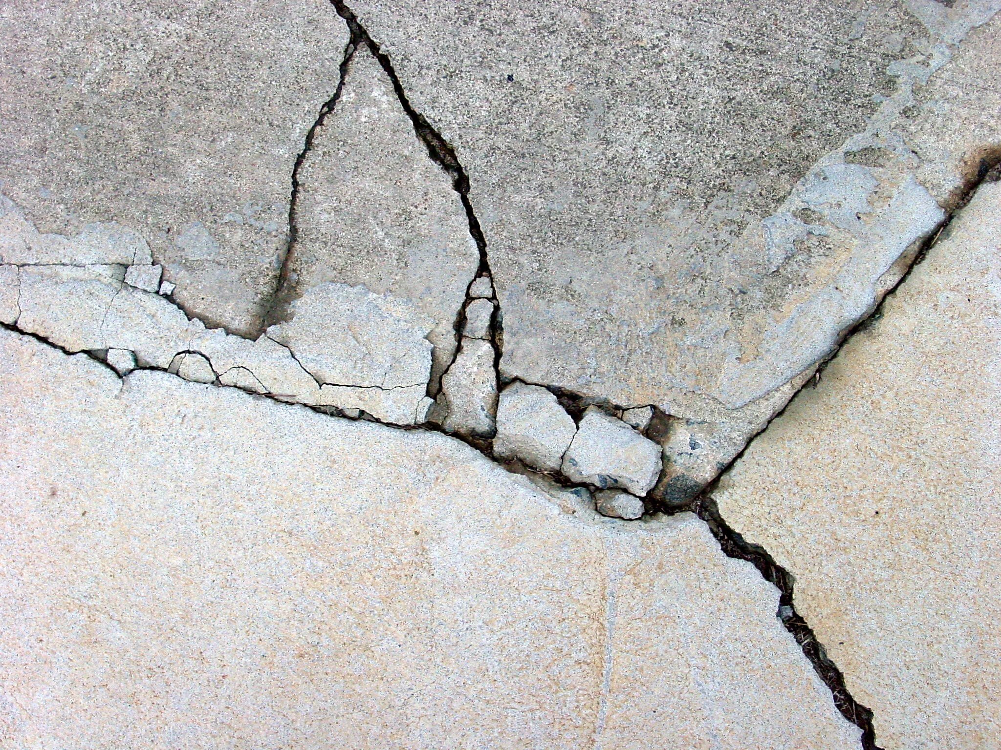 Какая трещина. Выкрашивание бетона. Трещины в бетоне. Трещины на Камне. Трещины на каменной плите.