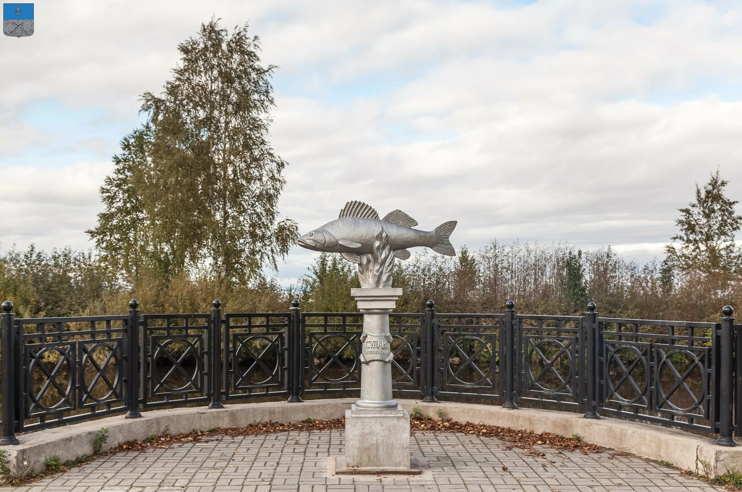 Памятник судаку в белозерске. Белозерск достопримечательности. Белозерск рыба. Белозерск рыба. Белое озеро липин бор пляж.