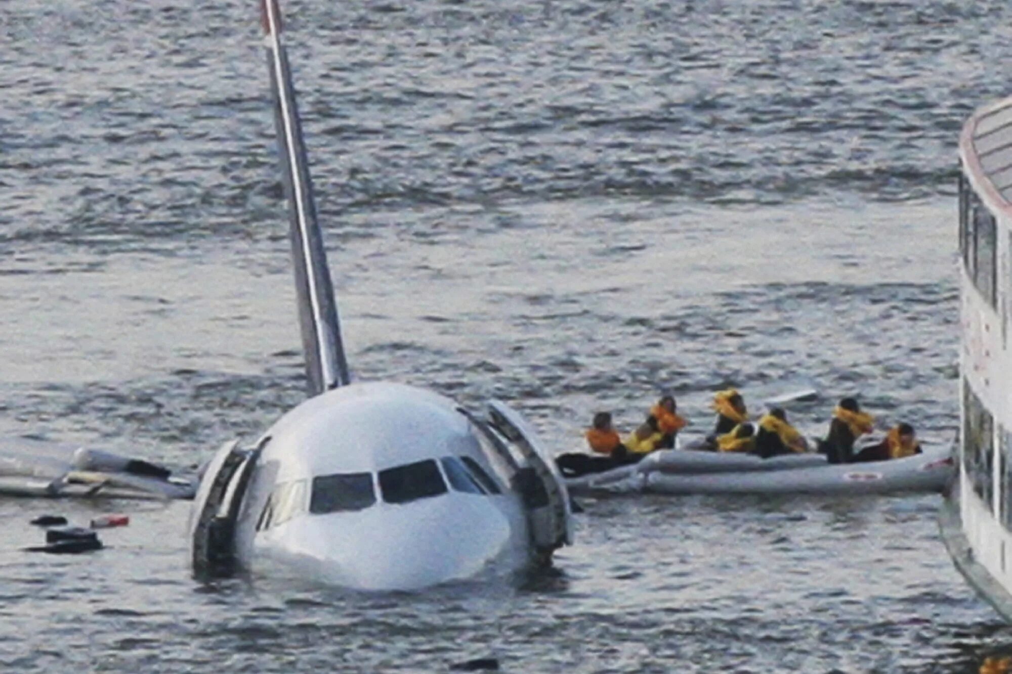 Гудзон 15 января 2009. Аварийная посадка a320 на Гудзон. Самолёт на Гудзоне 2009. 15 Января 2009 авиакатастрофа Гудзон.