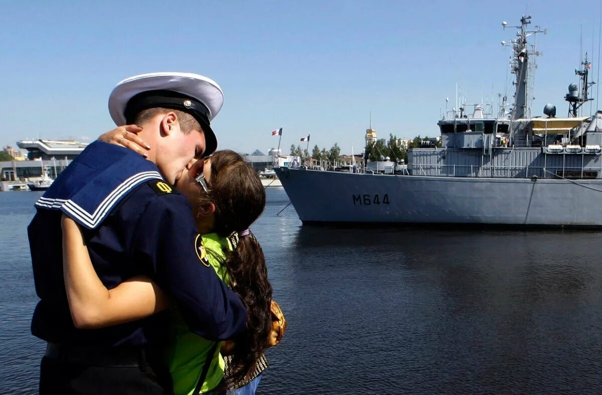 Девушка на корабле. Военный корабль с моряками. Моряк и девушка. Встреча моряка. Твоим матросом хочу