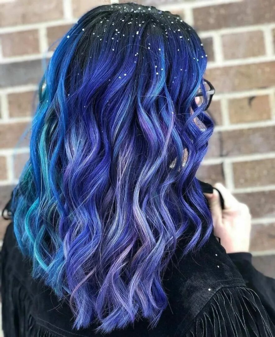Девушка с синим цветом. Сине фиолетовое окрашивание волос. Синефеолетовые волосы. Синие волосы. Волосы синий с сиреневым.