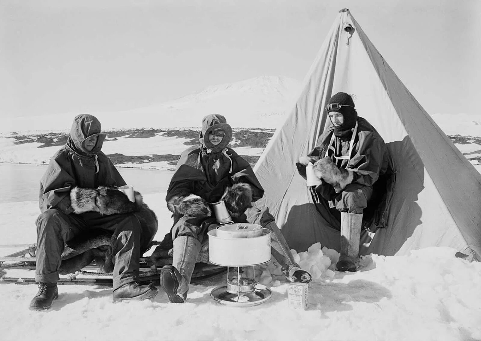 Экспедиция. Экспедиция Роберта Скотта к Южному полюсу. Роберт Скотт Южный полюс. Антарктическая Экспедиция Роберта Скотта 1911. Роберт Фолкон Скотт Экспедиция к Южному полюсу.