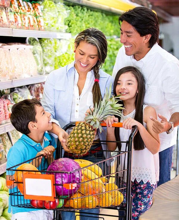 Семья в магазине. Семья с продуктами. Семья в супермаркете. Счастливая семья с продуктами. Family 1 shop