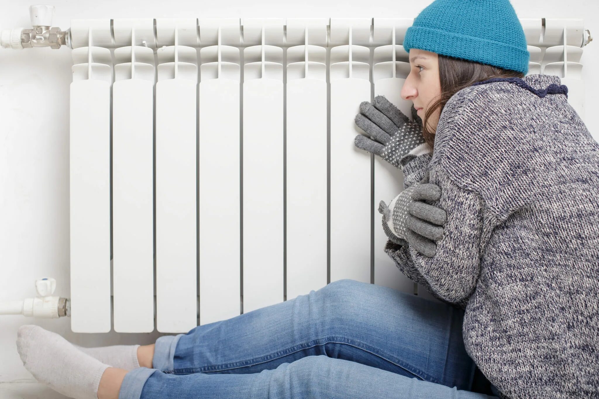 Тепло ли холодно. Люди мерзнут в квартирах. Холодные батареи. Мерзнет в квартире. Батареи холод отопление.