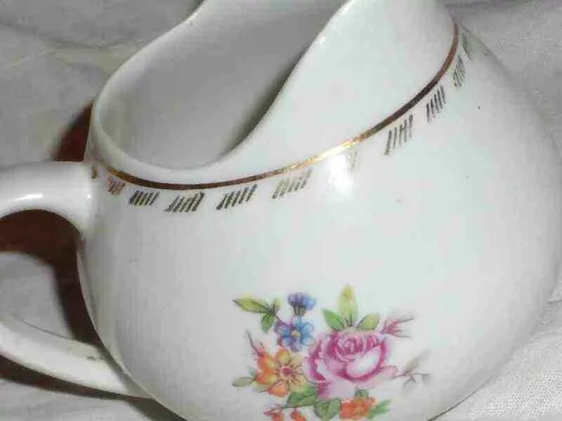 молочник цветок. молочник песочное. молочник песочное 1955 год. первомайский фарфоровый завод автор горбунов. сливочник песочное ссср.