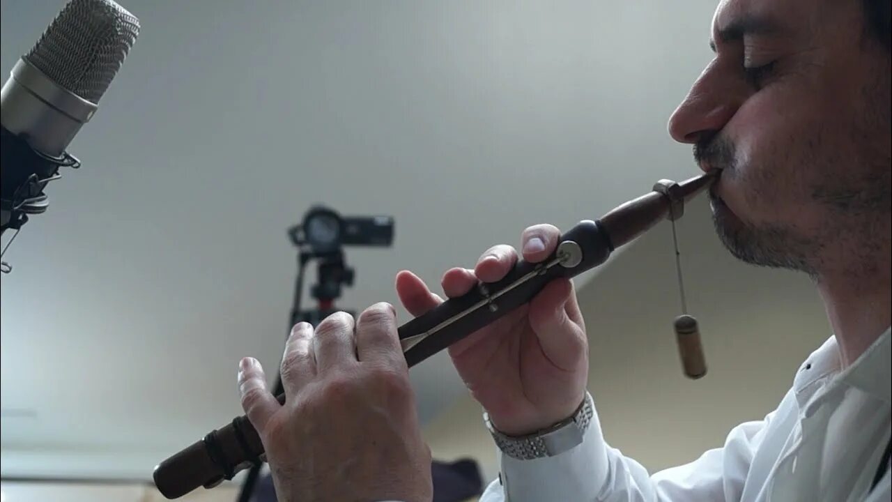 Музыка без слов дудук. Музыкальный инструмент Армении дудук. Игра на дудуке. Дудук фото.