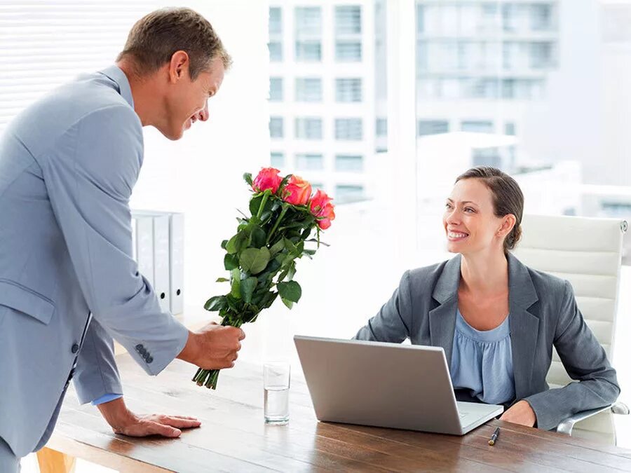 Бизнесмен с охапкой цветов. Бизнесмены цветы. Флорист профессия. Мужчина с лейкой. Предпринимателя с цветами.