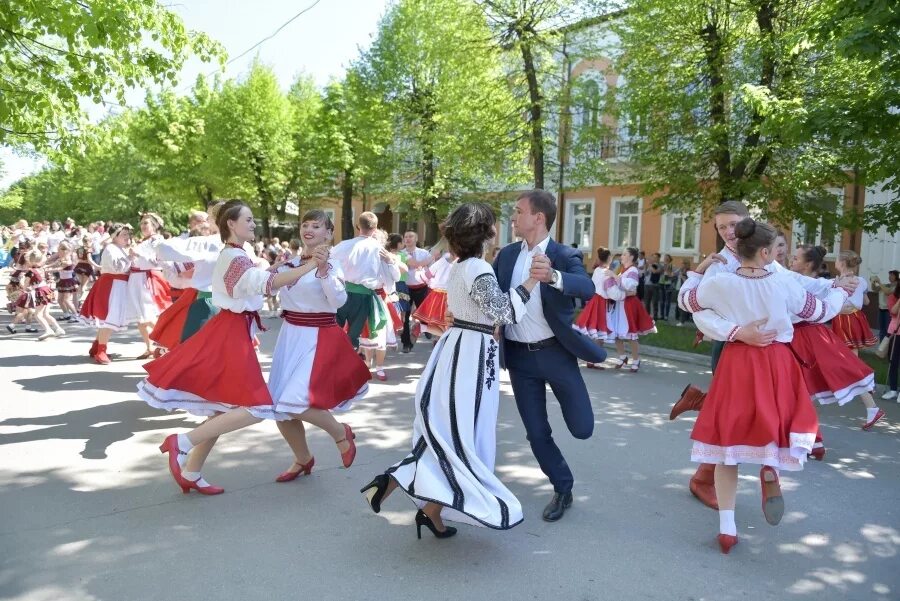 Полька в Чехии. Чешский танец. Танец полька Чехия. Полька чешский народный танец. Чешская полька