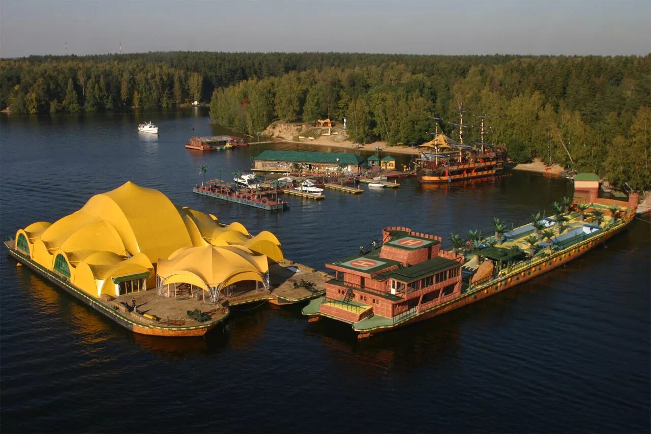 Воейково озеро мостки. Причал отдых. Плавдом на ладоге. Островский причал кострома гостиница. База причал в приморске красноярского края.