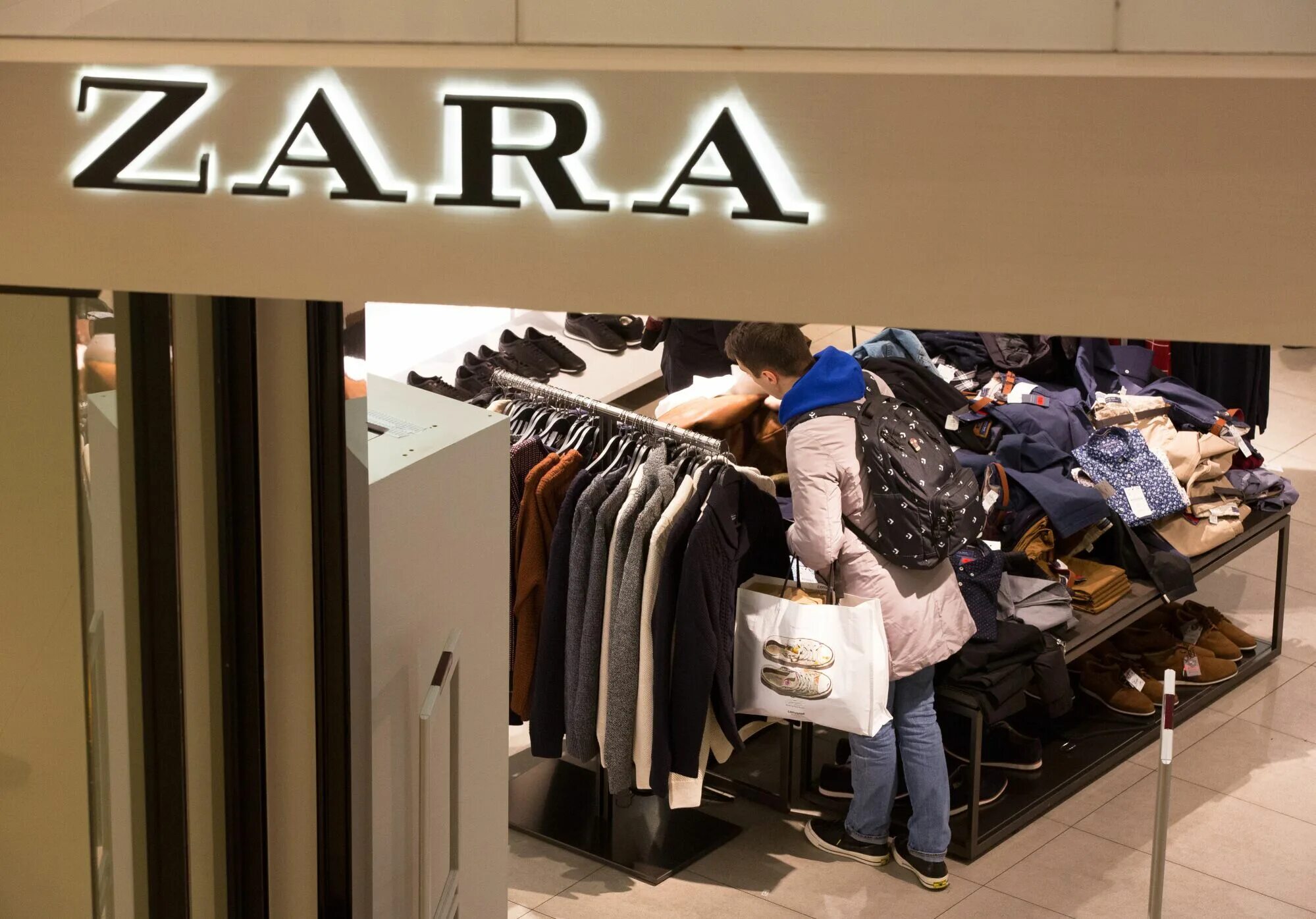 Х зарам. Шоппинг Zara h&m. Zara brand Clothing. Некачественная одежда Zara.