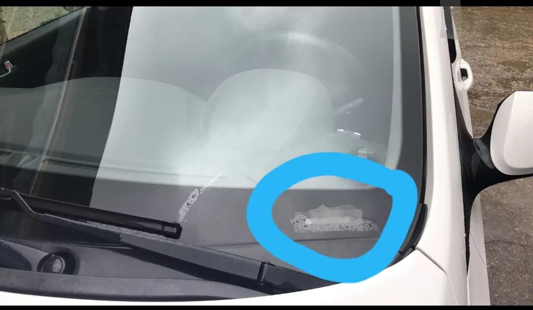 вин под лобовым. киа рио 2 вин на стекле. вин под лобовым. табличка под стеклом land cruiser 200 с vin-кодом. вин под лобовым.