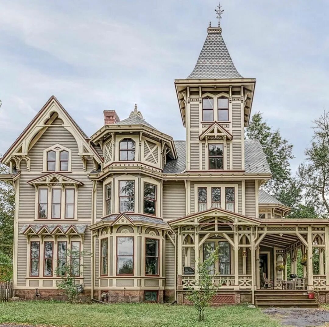 They built this house. Вилла Готика Викторианский стиль. Викторианская Готика особняки Англия. Викторианский стиль архитектурный стиль в Англии. Особняк Готика Викторианская Готика.