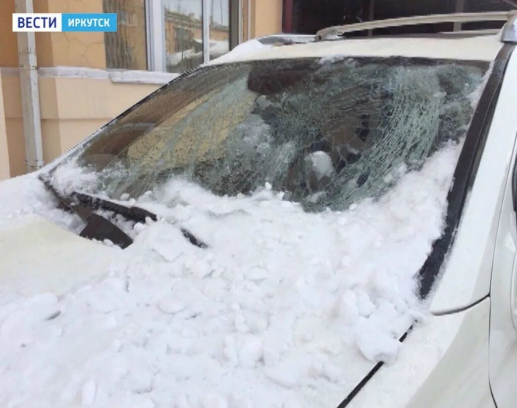 Глыба льда автомобиль. Снег упал на машину. Глыба льда с крыши проломила автомобиль. Сход снега с крыши на автомобиль.