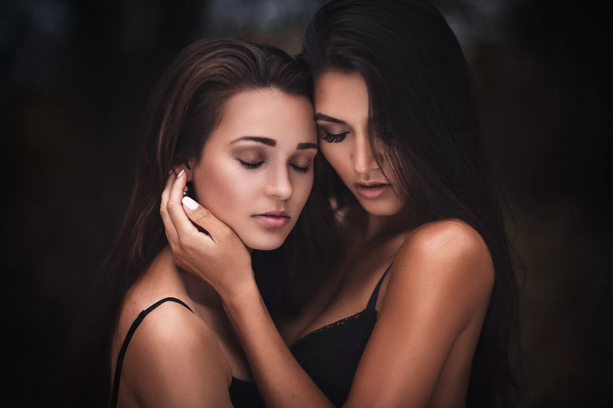 Горячие девушки подростки. Две девушки эстетика. Эротос две девушки. Поцелуй двух девушек. Подруги эстетика.