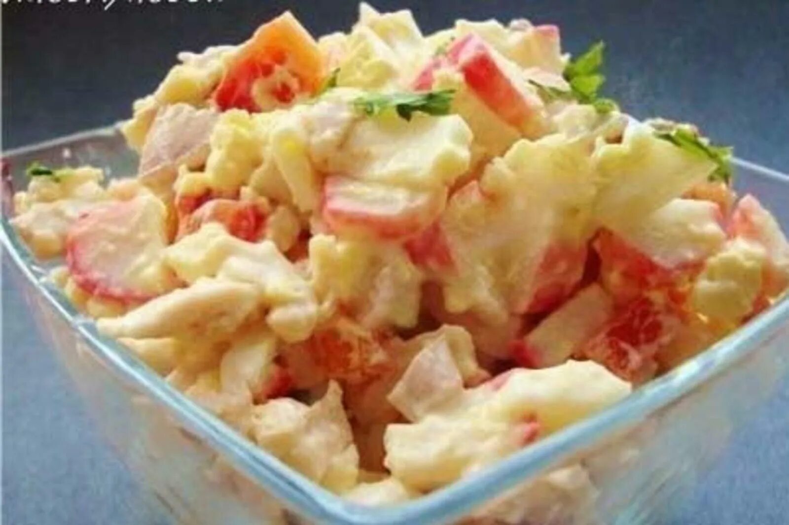 Салат из крабовых и копченой курицей