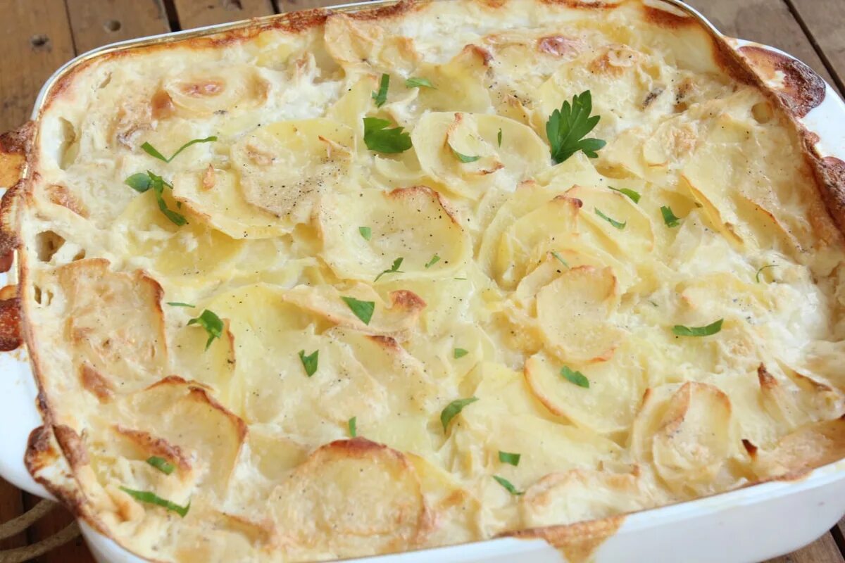 Гратен дофинуа. Gratin dauphinois. Картофель гратен Дофинуа. Французский гратен Дофинуа. Гратен Дофинуа блюдо.