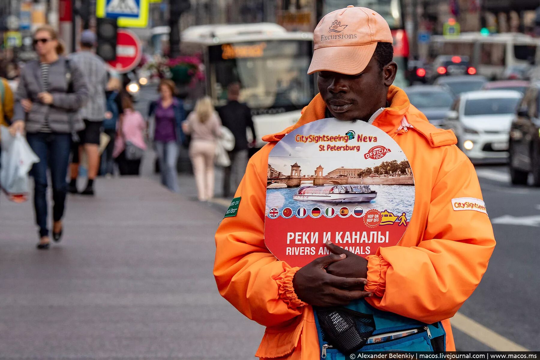 Негр раздает листовки. Негры раздают флаеры. Темнокожий промоутер. Негр промоутер. Промоутер ру