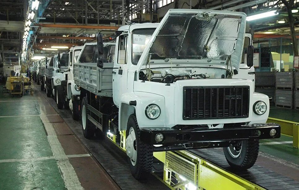 Грузовики в нижнем. Горьковский автомобильный завод ГАЗ. Горьковский автозавод ГАЗ. Горьковский автозавод ГАЗ 53. ГАЗ 3307 на конвейере.