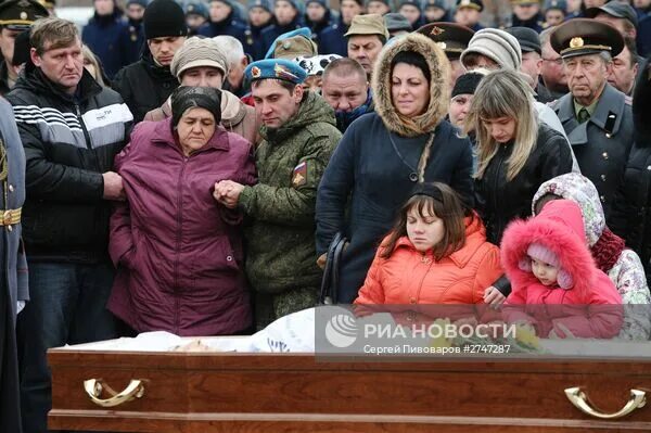 Похороны жертв теракта в москве. Похороны погибших военнослужащих в Новочеркасске.