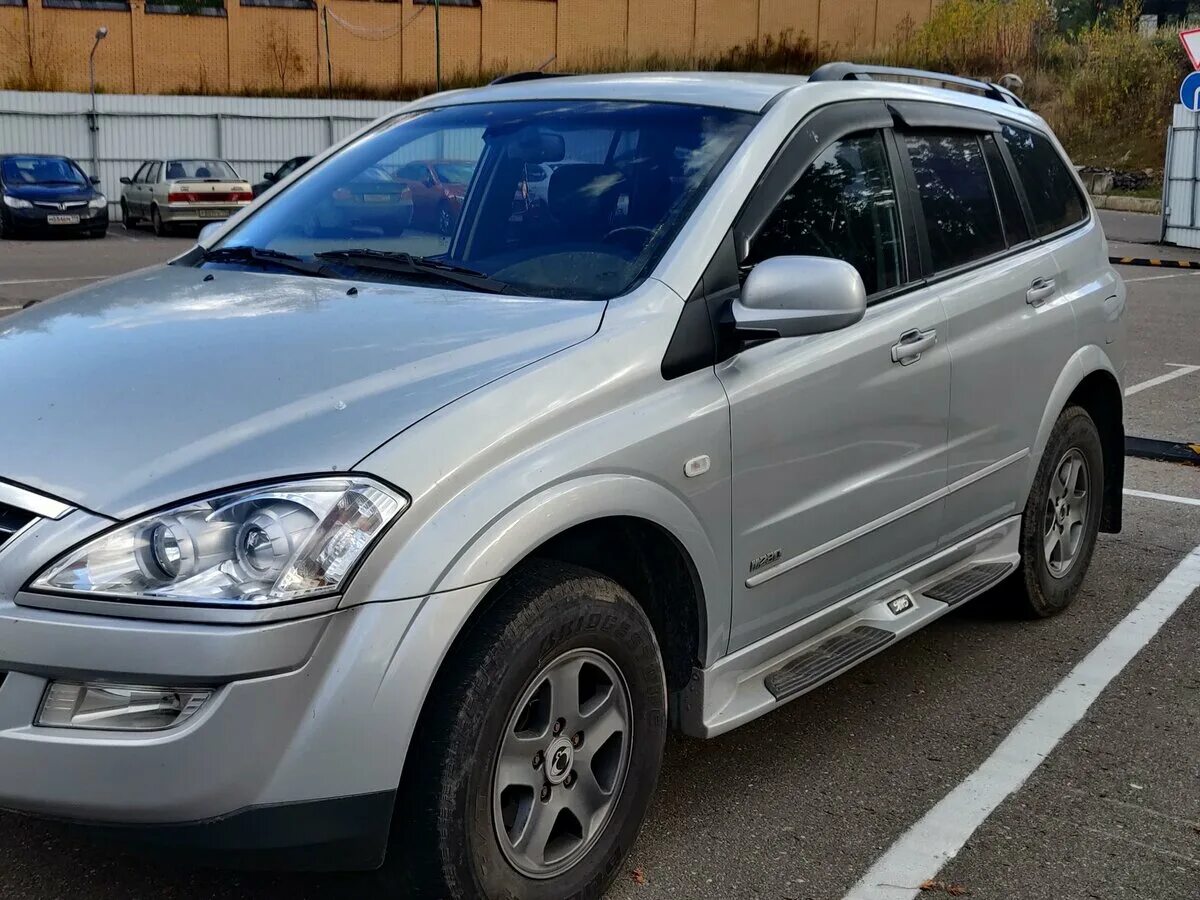 SSANGYONG Kyron 2008. Саньенг Кайрон серебристый. Серебристый Кайрон 2008 год. SSANGYONG kyronеребристая. Саньенг бензиновый