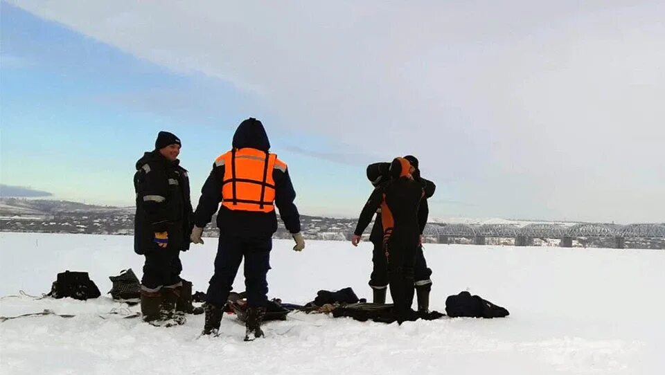 Рыбаки в Самаре провалились. Рыбаки в Самаре провалились под лед. Утонувшие баки на Волге. Промоины на Волге последний лёд.