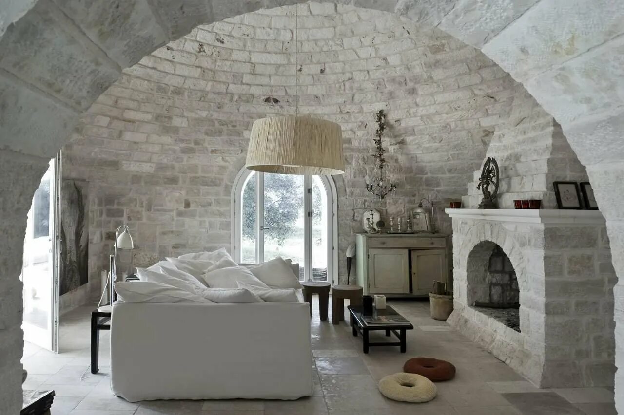 Построенный из белого камня. Трулли домики Италия. Трулли домики Италия внутри. Сводчатые потолки романский стиль. Интерьер замка средневекового Чахтицкий.