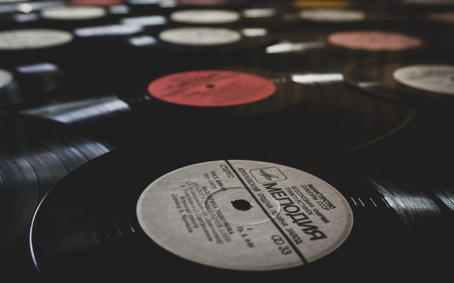 фирма граммофонных пластинок «мелодия». мелодия старая пластинка. николай щукин старый патефон пластинка. старые виниловые пластинки. старая пластинка.