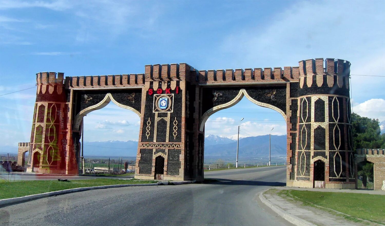 Въехать в азербайджан. Ворота Джалал Абад. Ворота Гянджи. Шеки Азейбарджан. Шеки ворота.
