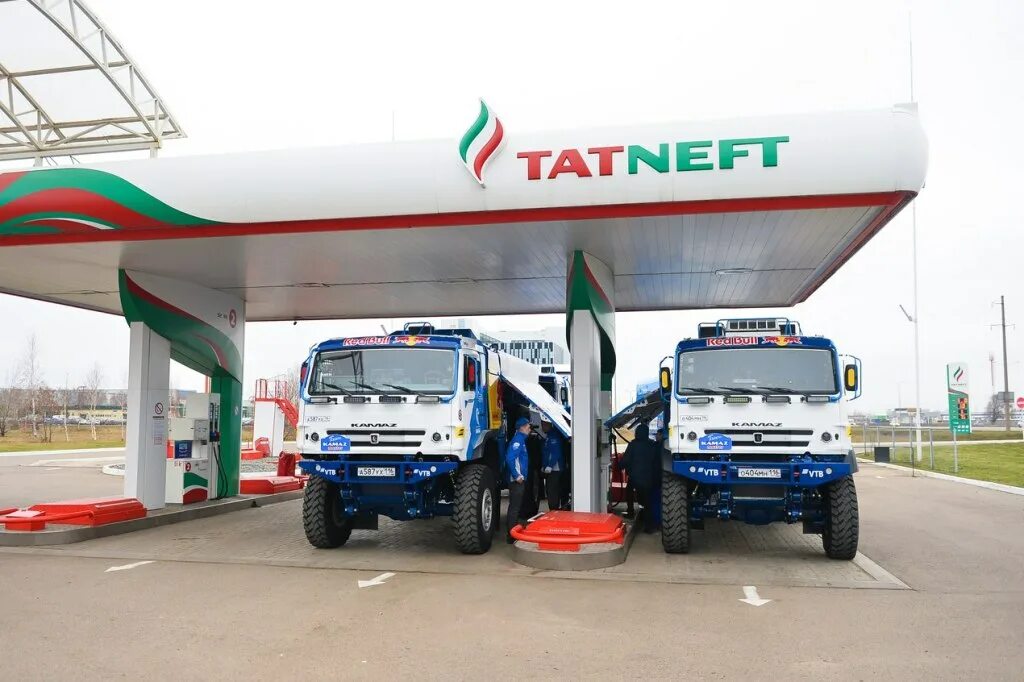 Заправщики татнефть. Азс камаз татнефть. татнефть камаз бензиновый. kamaz 5490 татнефть. татнефть заправщик.