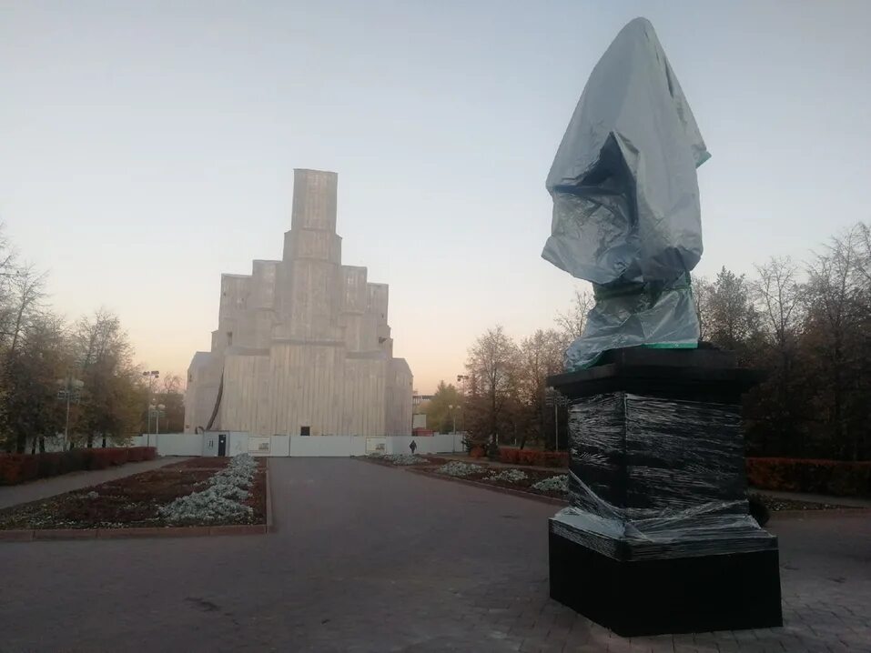 Памятник Александру 2 в Челябинске на алом поле. Памятник на алом поле в Челябинске. Памятник Александру в Челябинске. Алое поле памятник Александру Челябинск. Алое поле 2