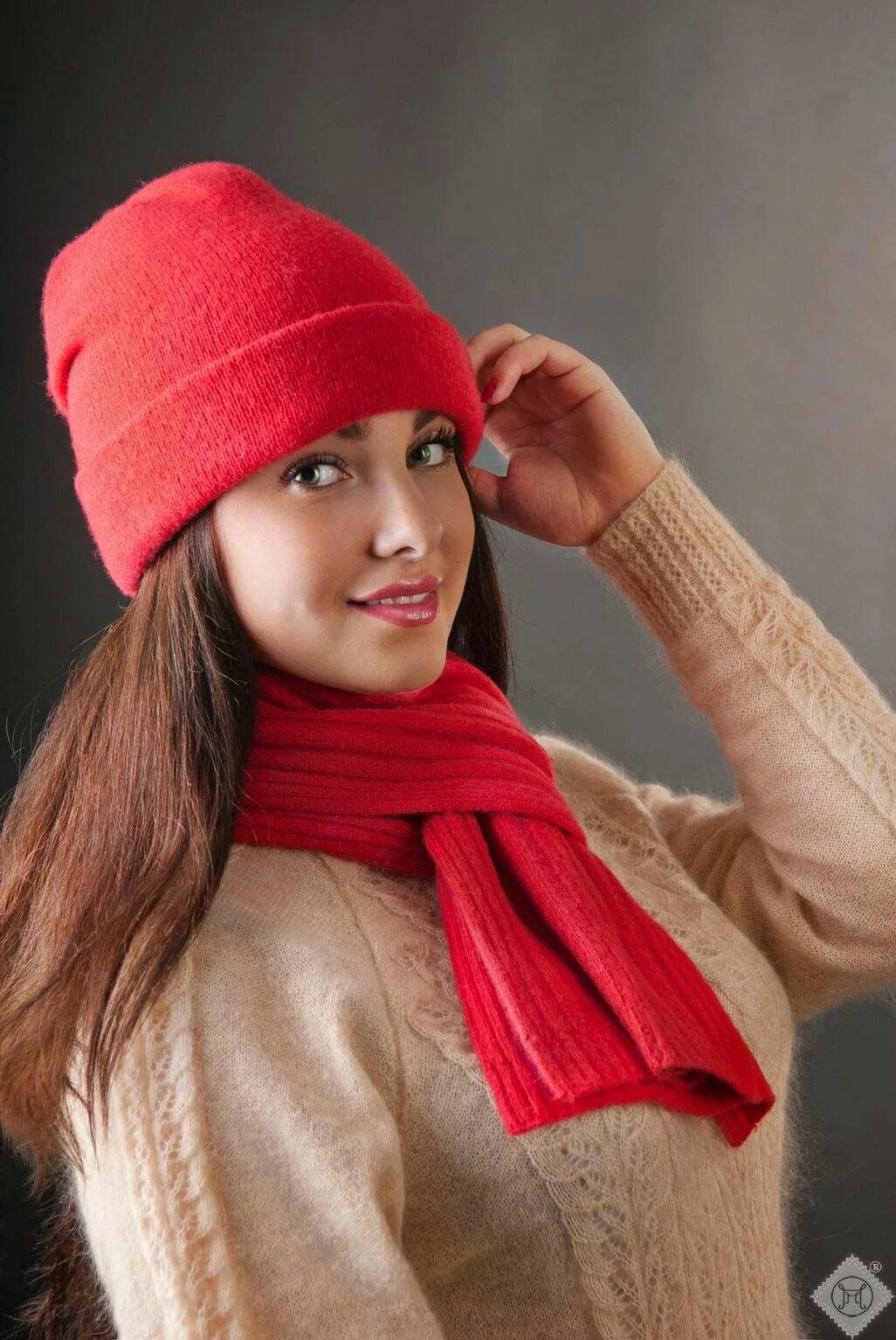 Шапка шарф. Комплект шапка и шарф женский. Шапка из кашемира. Шапка с шарфом красный.