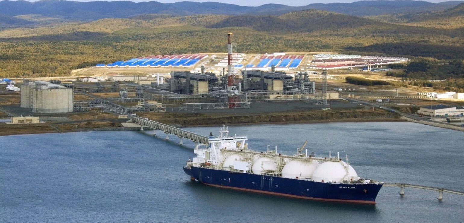 Завод на сахалине по производству сжиженного газа. Комплекс пригородное сахалин. Завод на сахалине по производству сжиженного газа. Завод спг (пригородное, корсаковский р-н). Завод на сахалине по производству сжиженного газа.